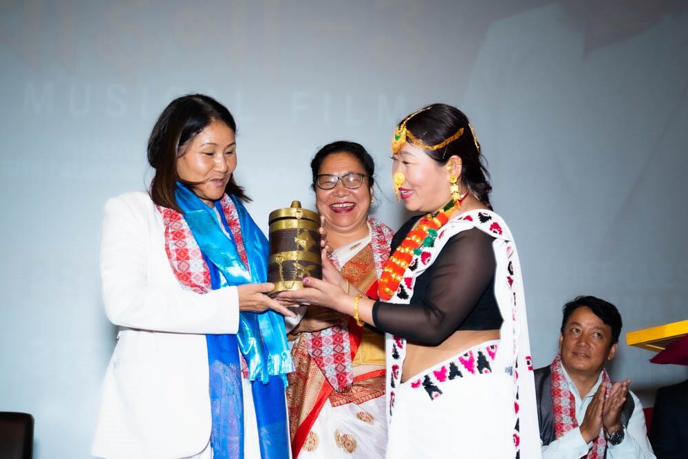 महिला मैत्री र संस्कार अनुसार प्रमुख अथितिलाई “तङबा” दिएर औपचारिक कार्यक्रम सुरुवात